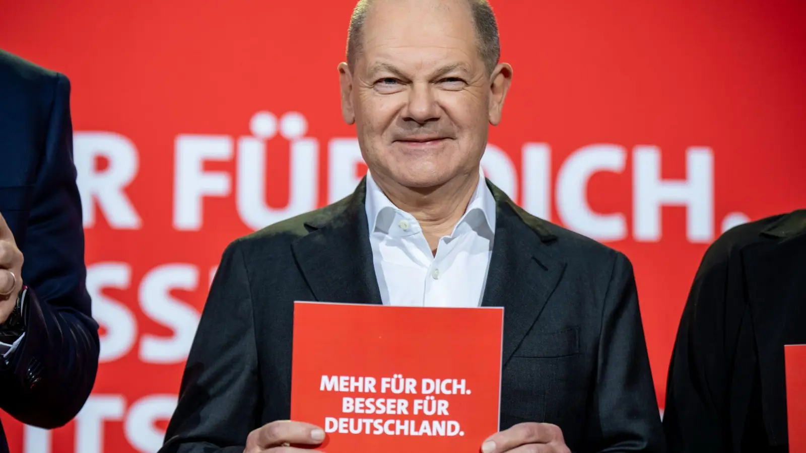 „Mehr für dich“: Der Slogan der SPD zur Wahl. Die Partei um Olaf Scholz setzt auf gute Löhne und soziale Sicherheit.  (Foto: Michael Kappeler/dpa)