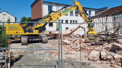 Das war es dann mit den alten Industriehallen. Der Abriss in der Fürther Straße in Heilsbronn läuft. (Foto: Karl Schmidt)