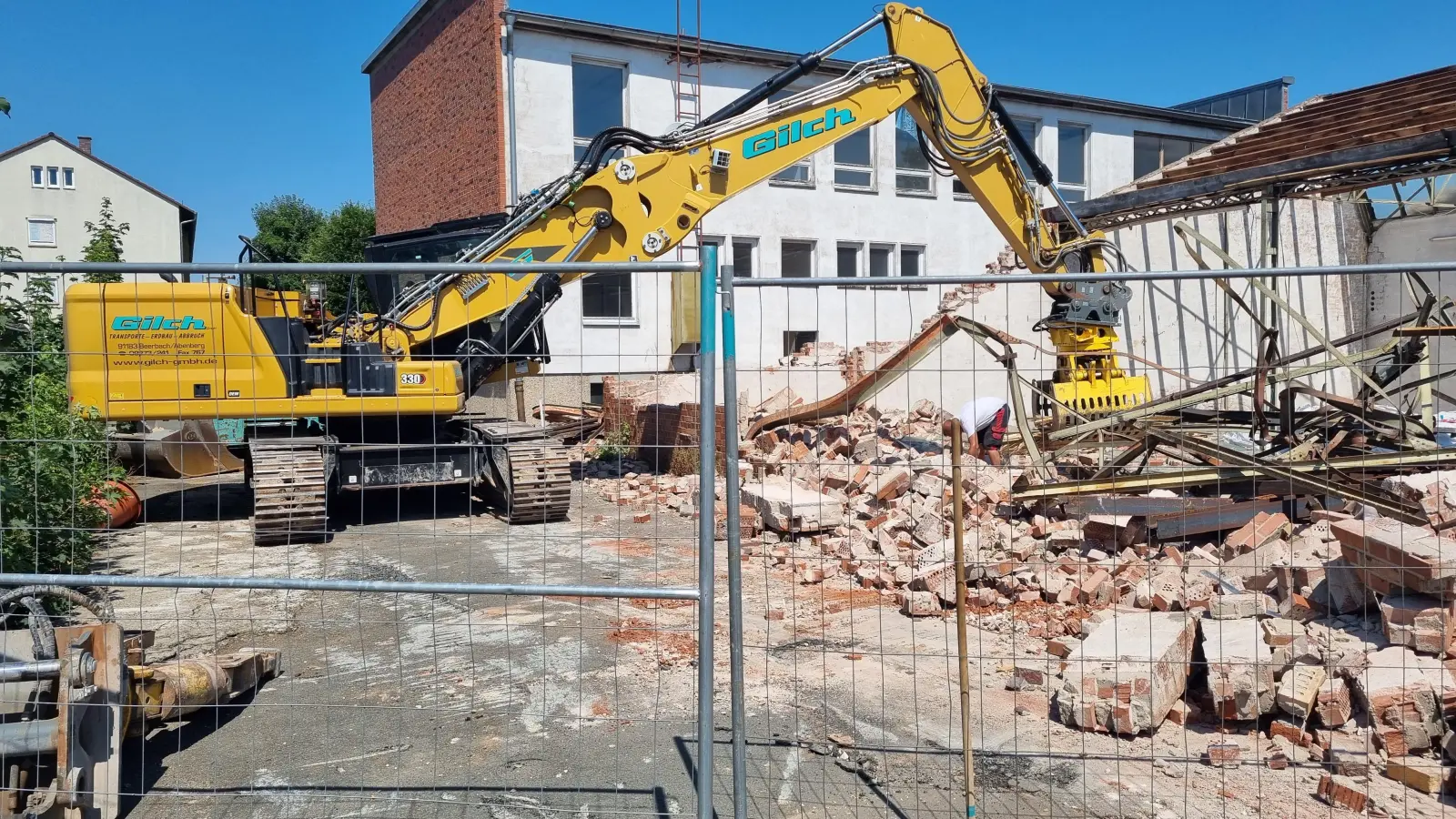Das war es dann mit den alten Industriehallen. Der Abriss in der Fürther Straße in Heilsbronn läuft. (Foto: Karl Schmidt)