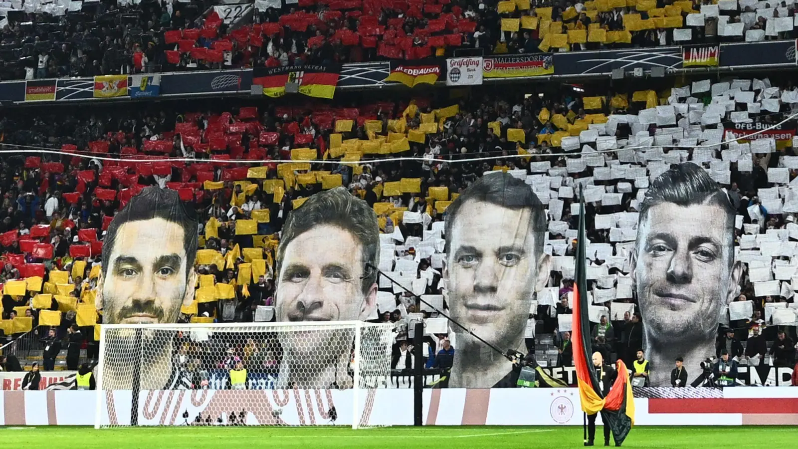 Zum Abschied - Gündogan, Müller, Neuer Kroos werden geehrt (Foto: Tom Weller/dpa)