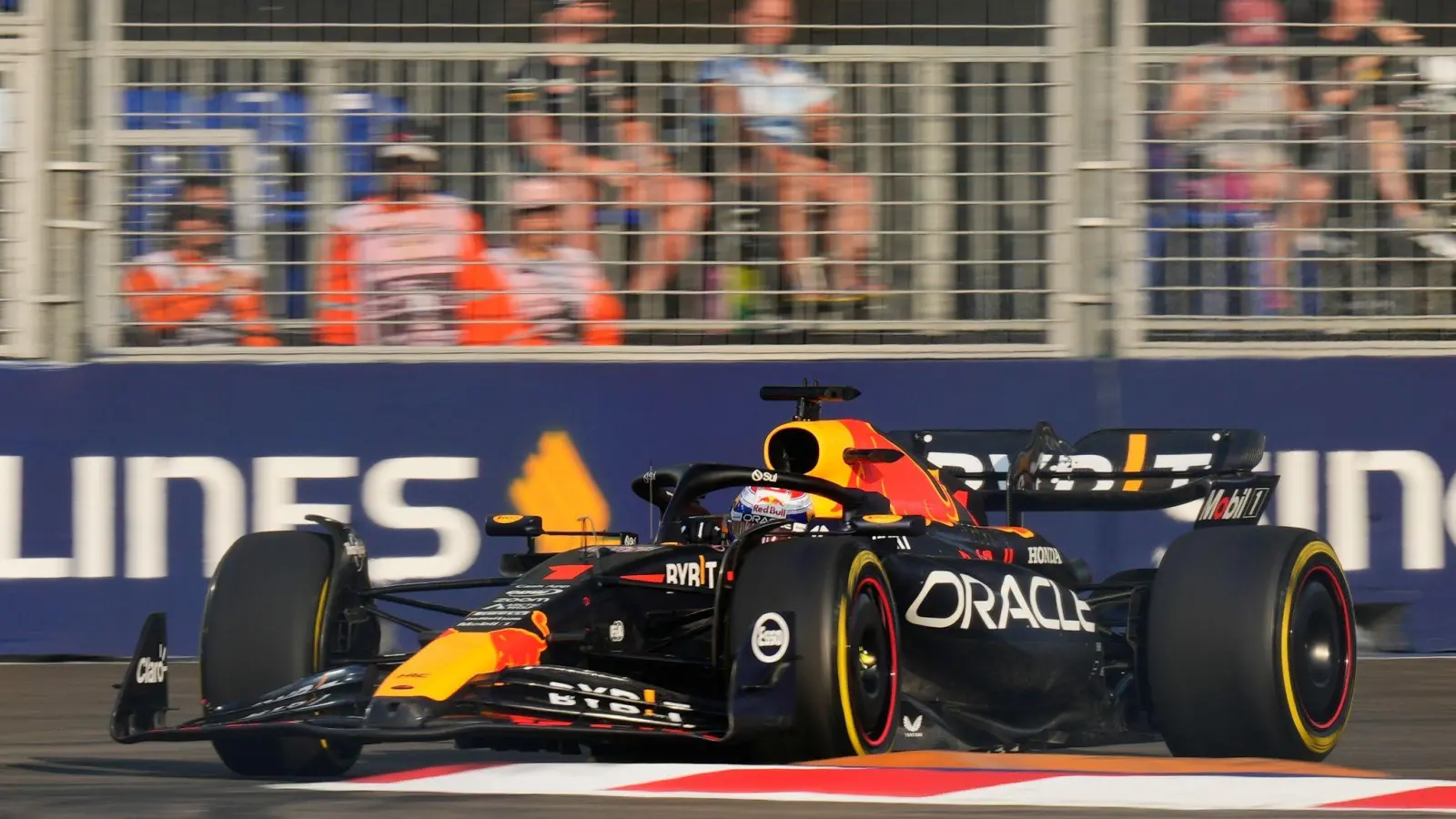 Kommt in Singapur noch nicht in Fahrt: Max Verstappen. (Foto: Vincent Thian/AP/dpa)