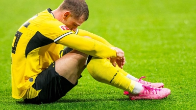 BVB-Profi Julian Ryerson saß nach dem nächsten Rückschlag enttäuscht auf dem Rasen. (Foto: Julius Frick/dpa)