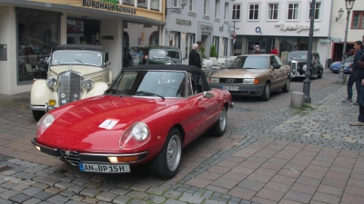 Im Alfa Spider fuhr Fahrtleiter Walter Koch den Oldtimerfreunden bei der 39. Ausfahrt voran. Ihm folgten die unterschiedlichsten Autos, teilweise stammten diese sogar vom Anfang des 20. Jahrhunderts.  (Foto: Robert Maurer)