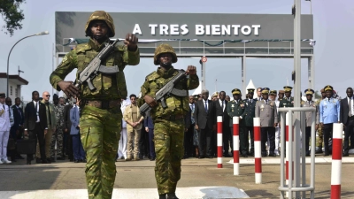 Frankreich bleibt mit einem Restkontingent von etwa 80 Soldaten in der Elfenbeinküste präsent. (Foto: Diomande Ble Blonde/AP/dpa)