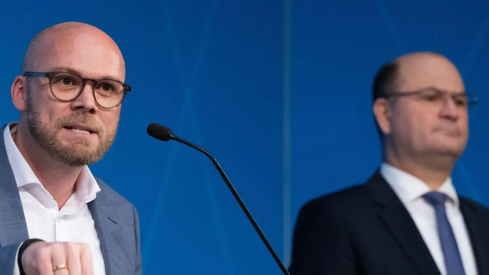 Zwischen Finanzminister Albert Füracker (CSU, rechts) und Digitalminister Fabian Mehring (Freie Wähler) ist ein offener Streit über die Zusammenarbeit mit Microsoft entbrannt. (Archivbild) (Foto: Sven Hoppe/dpa)