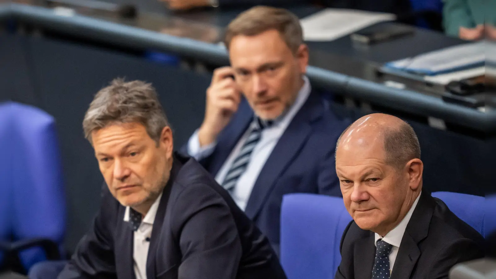 In der Ampel hakt es immer wieder. Finanzminister Lindner kritisiert nun das Auftreten der Koalition in der Wirtschaftspolitik - und geht Kanzler Olaf Scholz und Vizekanzler Robert Habeck direkt an. (Archivbild) (Foto: Michael Kappeler/dpa)