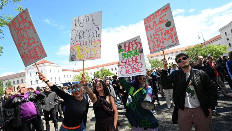 Mehrere Tausend Menschen nehmen in München an der „Krachparade“ teil.  (Foto: Felix Hörhager/dpa)
