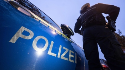 Der Mann versuchte unter anderem, einem Beamten den Einsatzstock zu entreißen. (Symbolbild) (Foto: Marijan Murat/dpa)