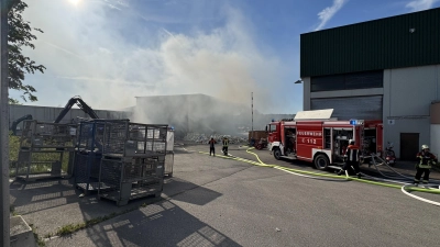 In Feuchtwangen brennt derzeit der Müll einer Abfallentsorgungsfirma. (Foto: René Chlopotowski)