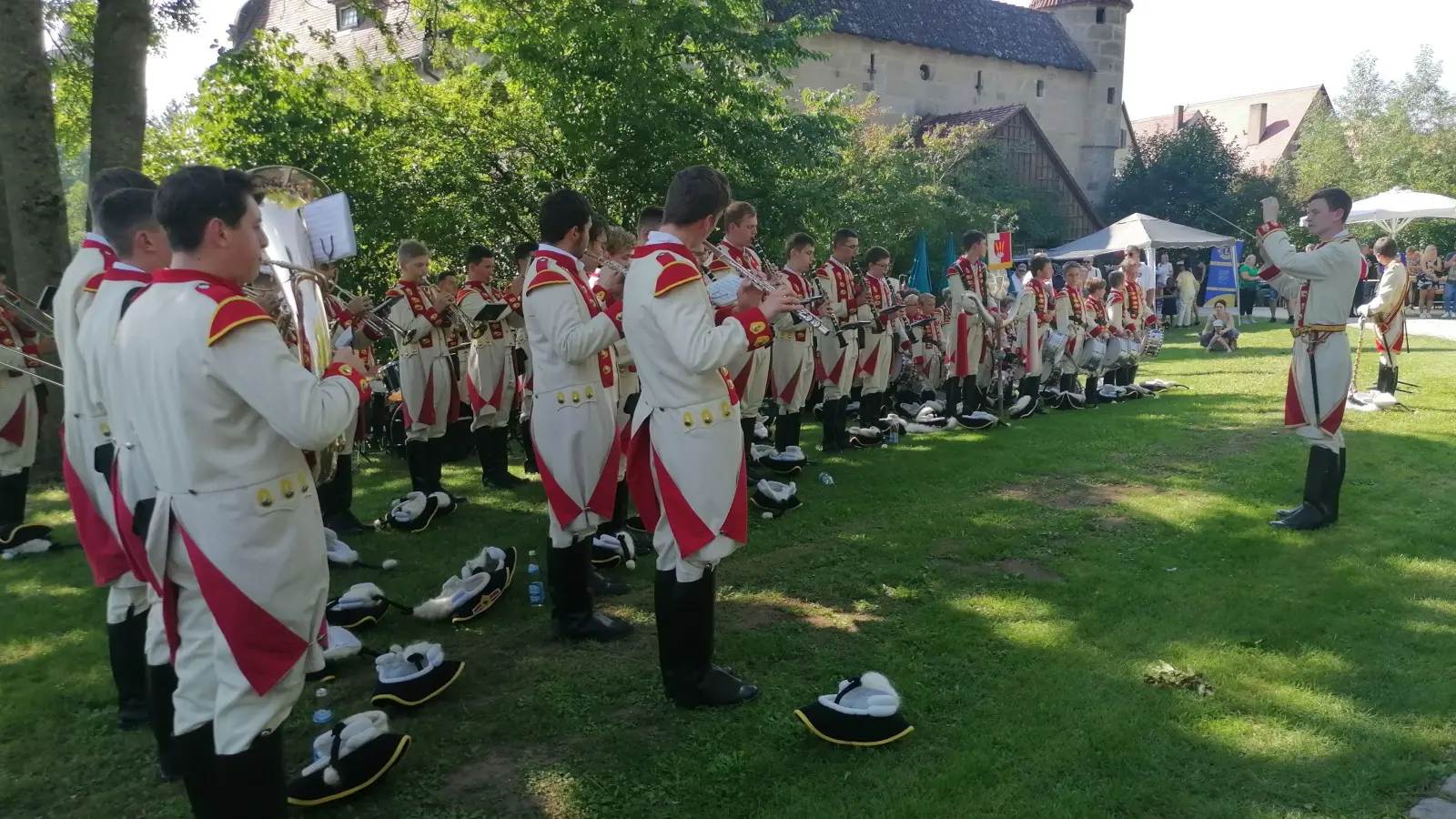 Erhielt reichlich Applaus für die Kostproben ihres Könnens: Die Knabenkapelle Dinkelsbühl vor der Stadtmühle, in der das Ensemble seit nunmehr zehn Jahren ihr Domizil hat. (Foto: Friedrich Zinnecker)