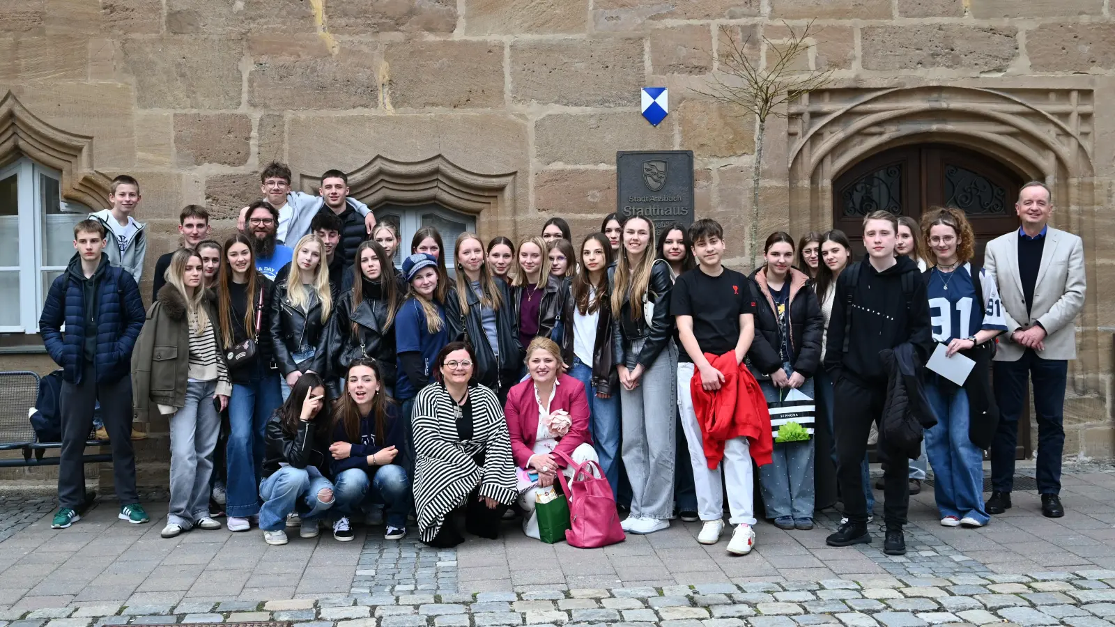 Austauschschülerinnen und -schüler mit Thomas Deffner (Oberbürgermeister Stadt Ansbach) und deutschen sowie kroatischen Lehrkräften.  (Foto: Stadt Ansbach/Laura Danner)