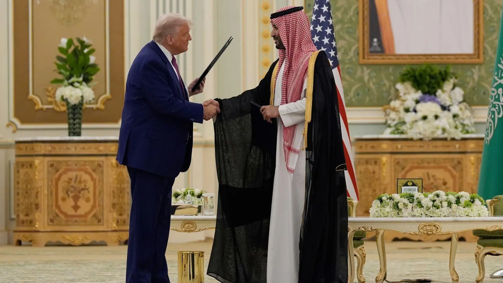 Beim Besuch von US-Präsident Trump in Saudi-Arabien geht es wie 2017 erneut um große Rüstungsgeschäfte.  (Foto: Alex Brandon/AP/dpa)