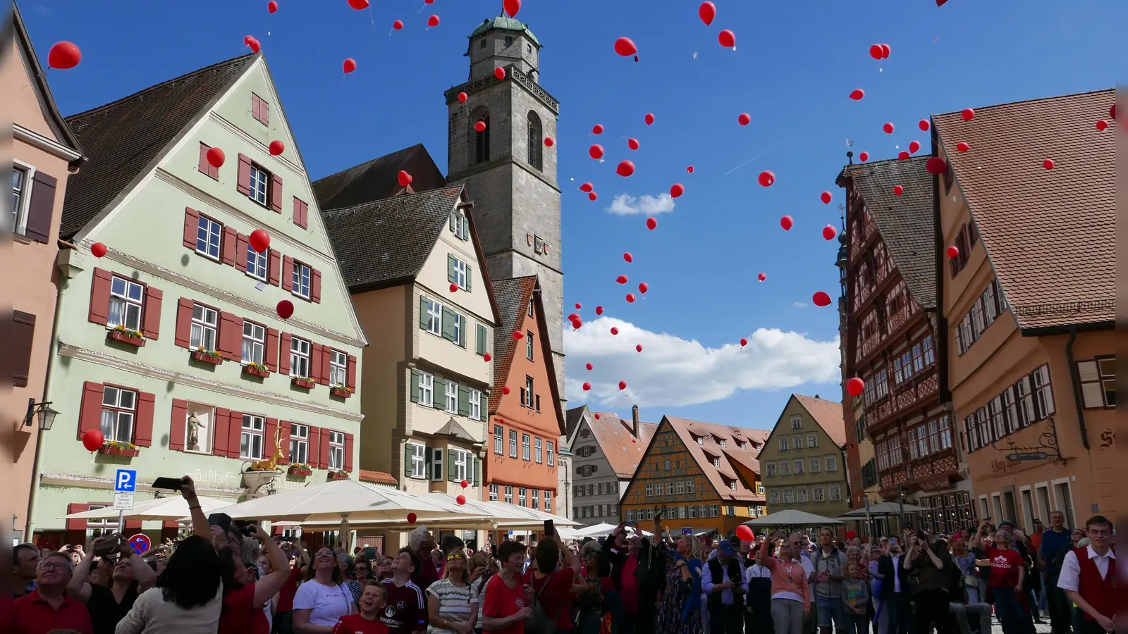 Zur Musik eines Hits von Nena stiegen auf dem Weinmarkt 399 Luftballons gen Himmel. (Foto: Roman Kocholl)