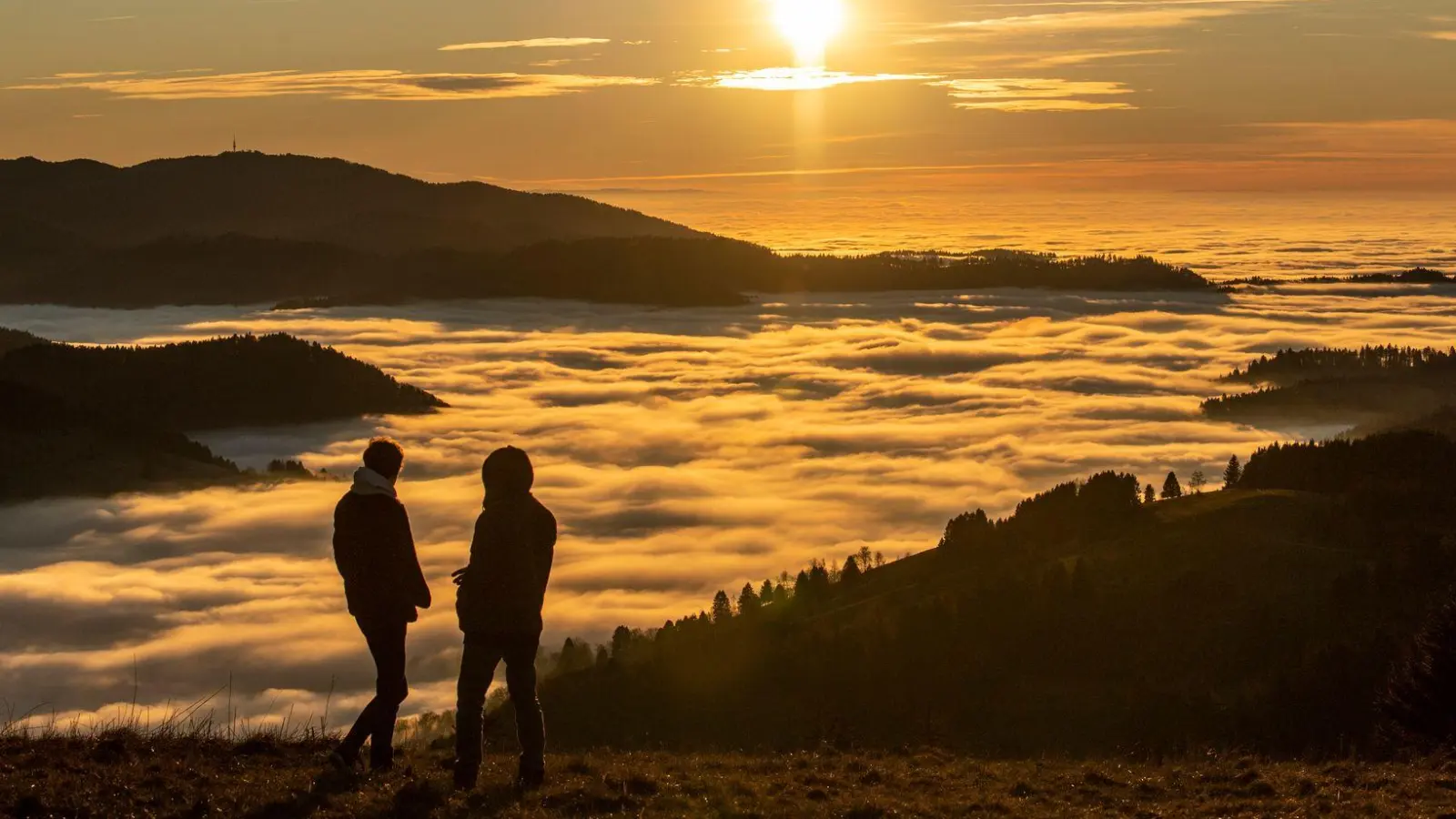 Im Herbst tritt in den Bergen oft eine Inversionswetterlage auf, bei der es im Tal neblig und kalt, in der Höhe jedoch sonnig und wärmer ist – ideal für Wanderer. (Foto: Patrick Seeger/dpa/dpa-tmn)