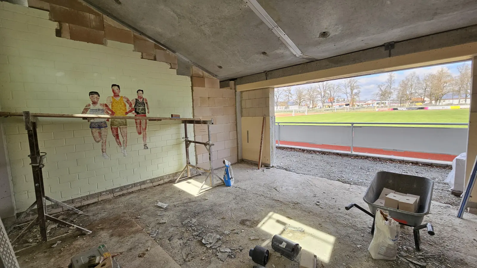 Komplett entkernt: Wo sich sonst die Sportlerinnen und Sportler unter der Tribüne umziehen, sind derzeit Handwerker zugange. Das Stadiongebäude in Leutershausen wird generalsaniert. (Foto: Wolfgang Grebenhof)