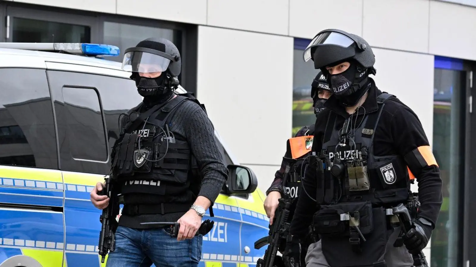 Polizei im Einsatz an dem Wuppertaler Gymnasium (Archivbild). (Foto: Roberto Pfeil/dpa)