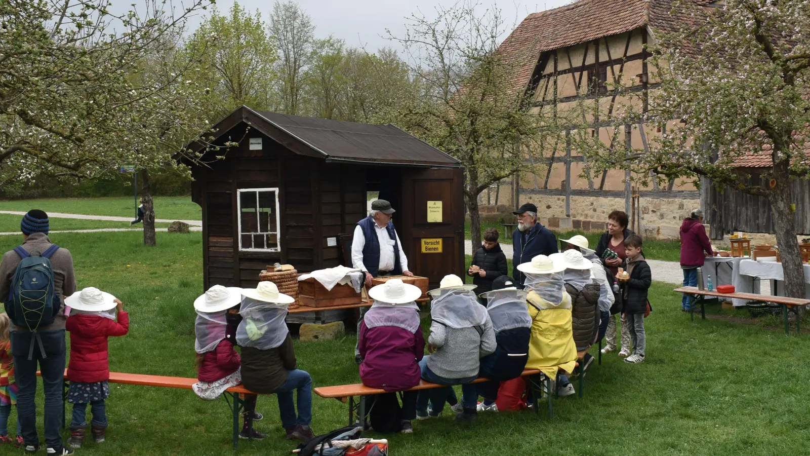Viel Wissenswertes zu erzählen und zu zeigen hatte der Imker. Nicht nur die Jungen und Mädchen, auch die Erwachsenen hörten aufmerksam zu. (Foto: Ute Niephaus)
