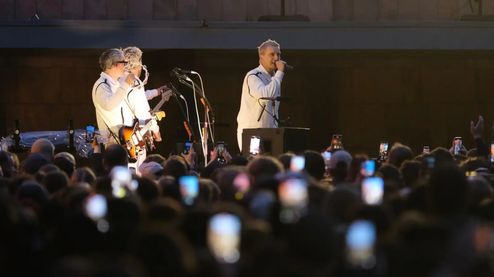 Bei einem Überraschungskonzert in Chemnitz hatte Kraftklub das neue Album „Sterben in Karl-Marx-Stadt“ Ende Mai angekündigt. Nun erscheint es am 28. November. (Archivbild) (Foto: Sebastian Willnow/dpa)
