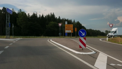 Direkt an der Autobahnausfahrt von der A7 soll das Areal mit der Grünen Tankstelle entstehen. (Foto: Roman Kocholl)
