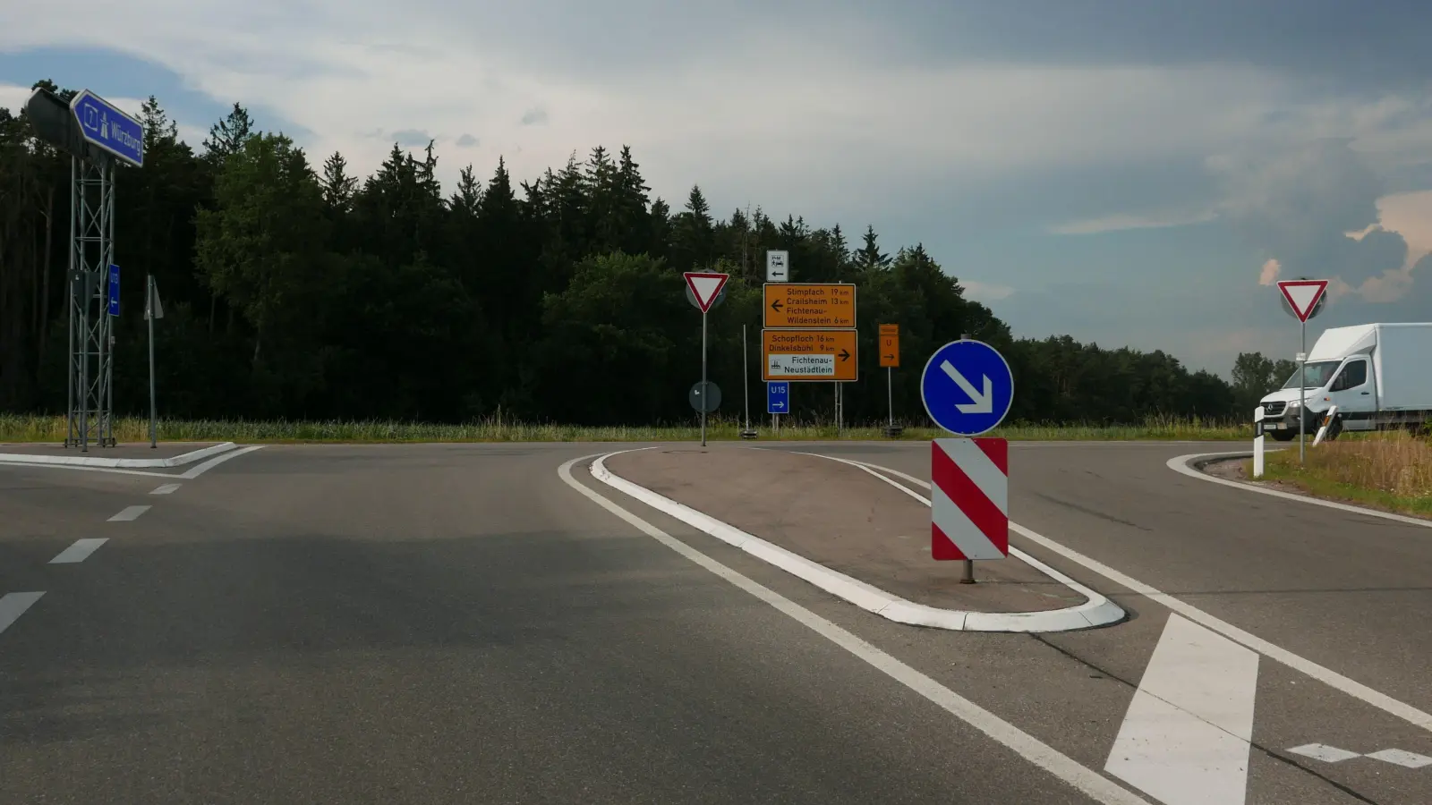 Direkt an der Autobahnausfahrt von der A7 soll das Areal mit der Grünen Tankstelle entstehen. (Foto: Roman Kocholl)