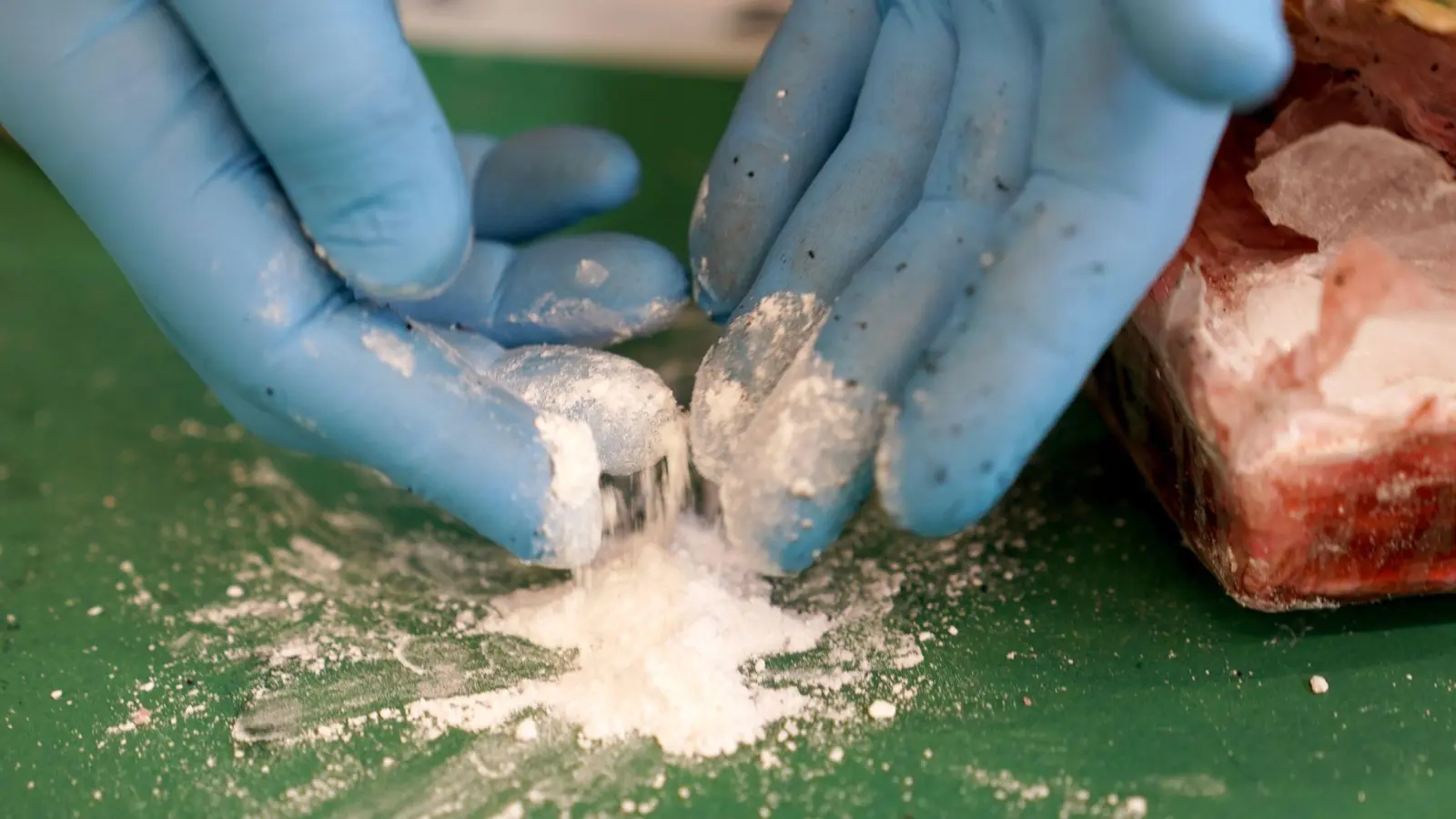 Die spanische Polizei hat in Zusammenarbeit mit ihren Kollegen in Kolumbien bei einem Einsatz gegen eine internationale Bande zehn Tonnen Kokain beschlagnahmt. Fünf Personen wurden festgenommen. (Archiv-Bild) (Foto: Marcus Brandt/dpa)