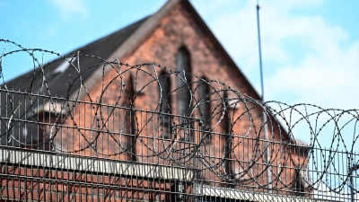 In der JVA Bremen sollen Bedienstete Drogen und Lebensmittel für Inhaftierte geschmuggelt haben. (Foto: Sina Schuldt/dpa)