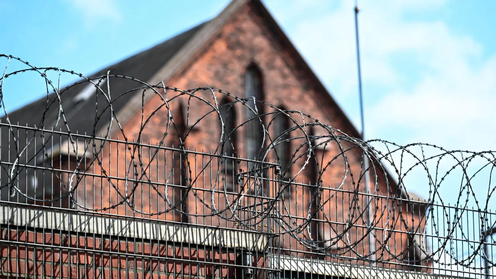 In der JVA Bremen sollen Bedienstete Drogen und Lebensmittel für Inhaftierte geschmuggelt haben. (Foto: Sina Schuldt/dpa)