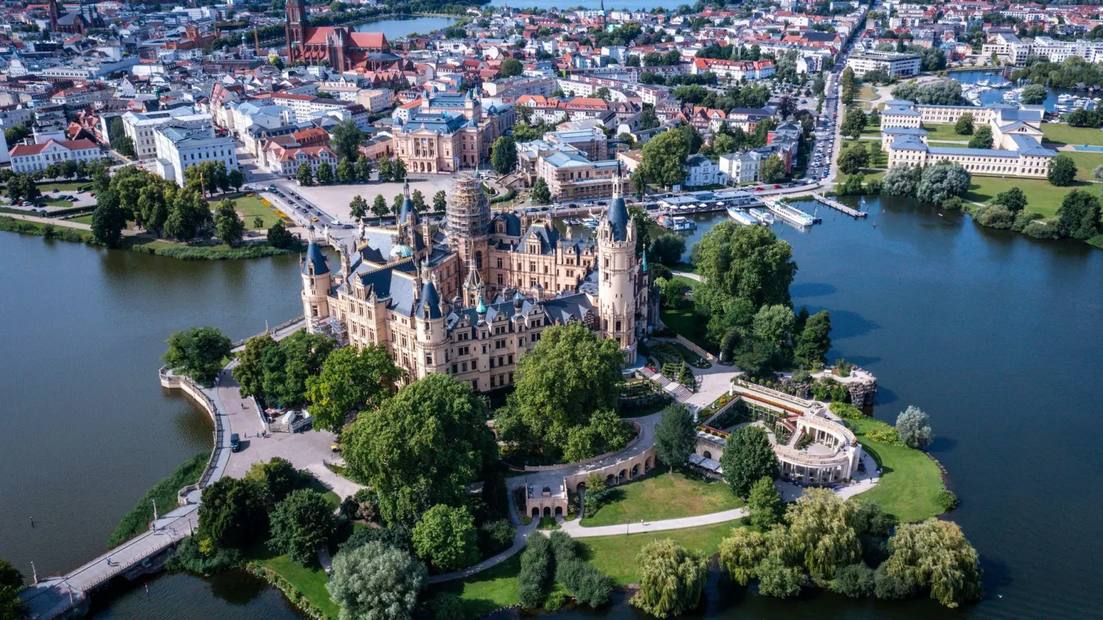 Das Schloss ist das Wahrzeichen von Schwerin. Die einstige Residenz der mecklenburgischen Herzöge soll Weltkulturerbe werden. (Foto: Jens Büttner/dpa)