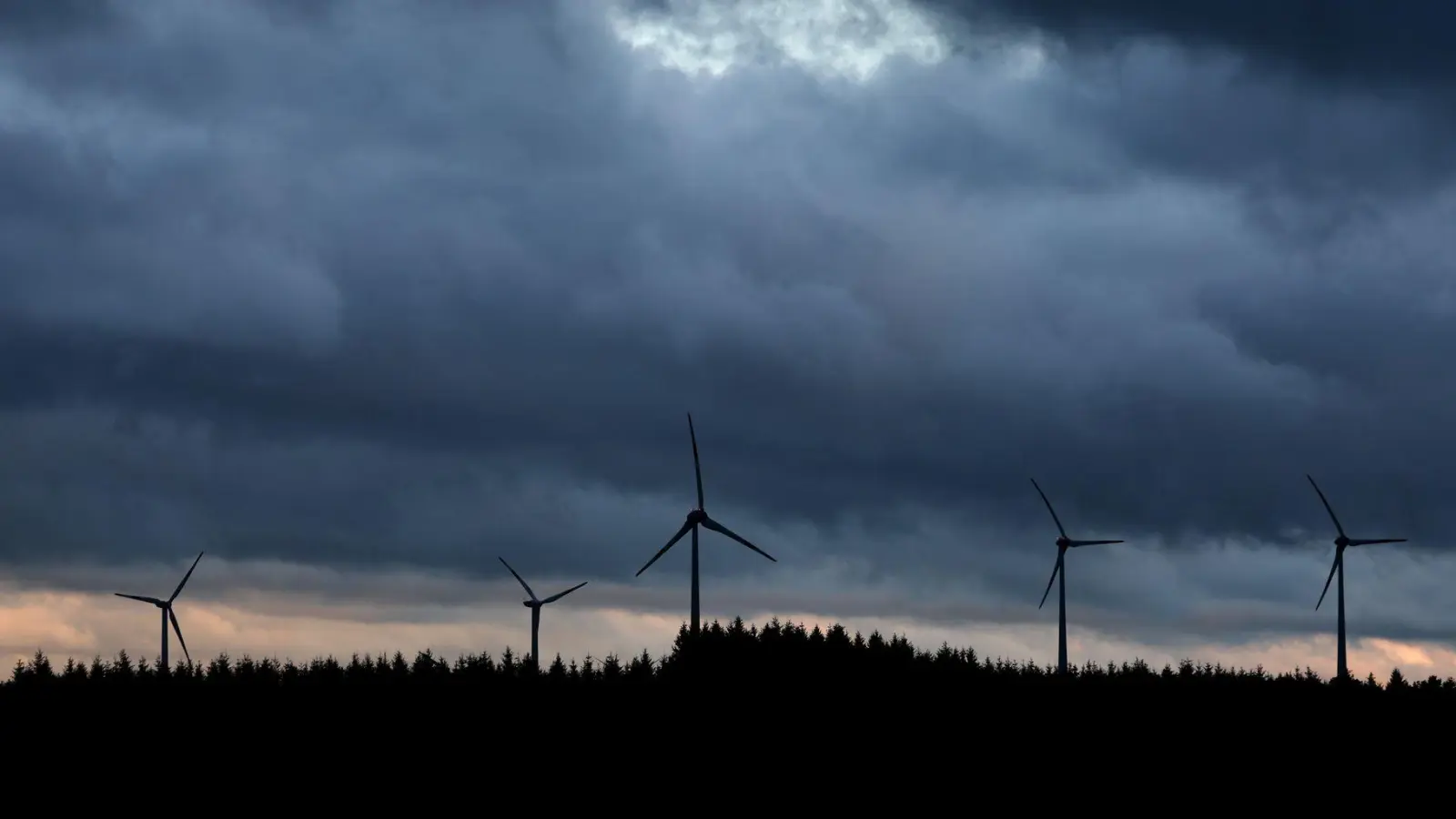 Windräder im Wald sorgten für Bürgerproteste. (Archivfoto) (Foto: Karl-Josef Hildenbrand/dpa)