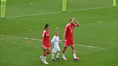 Harry Kane (r) ist nach dem WM-Urlaub zurück. (Foto: Peter Kneffel/dpa)
