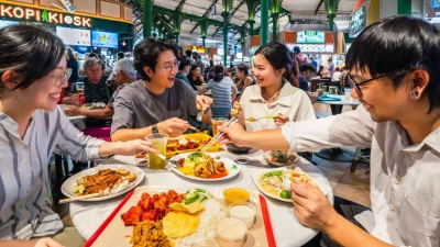 Lau Pa Sat im Business District: Diese historische Markthalle in einem viktorianischen Eisenbau aus dem 19. Jahrhundert gilt als eines der schönsten Hawker-Zentren in Singapur.  (Foto: Singapore Tourism Board/dpa-tmn)