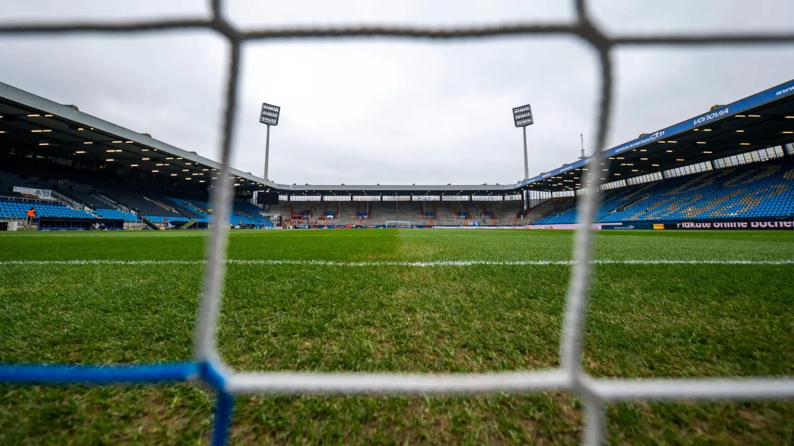 Ein Fußballtor ist in Erlangen umgestürzt und hat ein Kind tödlich verletzt. (Symbolbild) (Foto: David Inderlied/dpa)