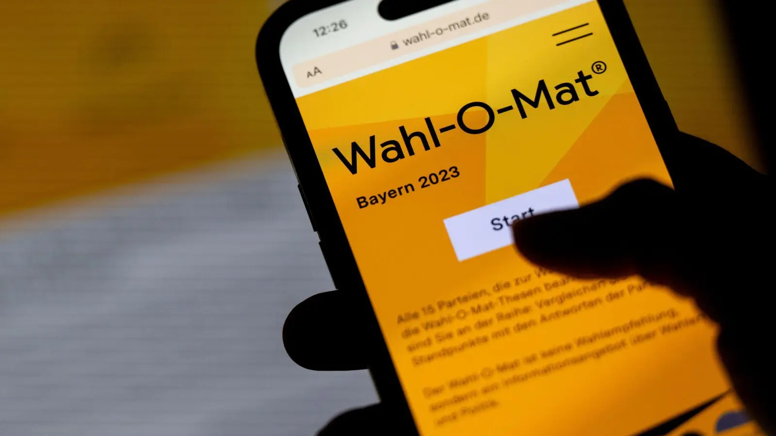 Ab 6. Februar lässt sich der Wahl-O-Mat zur vorgezogenen Bundestagswahl 2025 nutzen - natürlich auch auf dem Smartphone. Im Bild ist das Tool zur bayerischen Landtagswahl 2023 zu sehen. (Foto: Sven Hoppe/dpa)