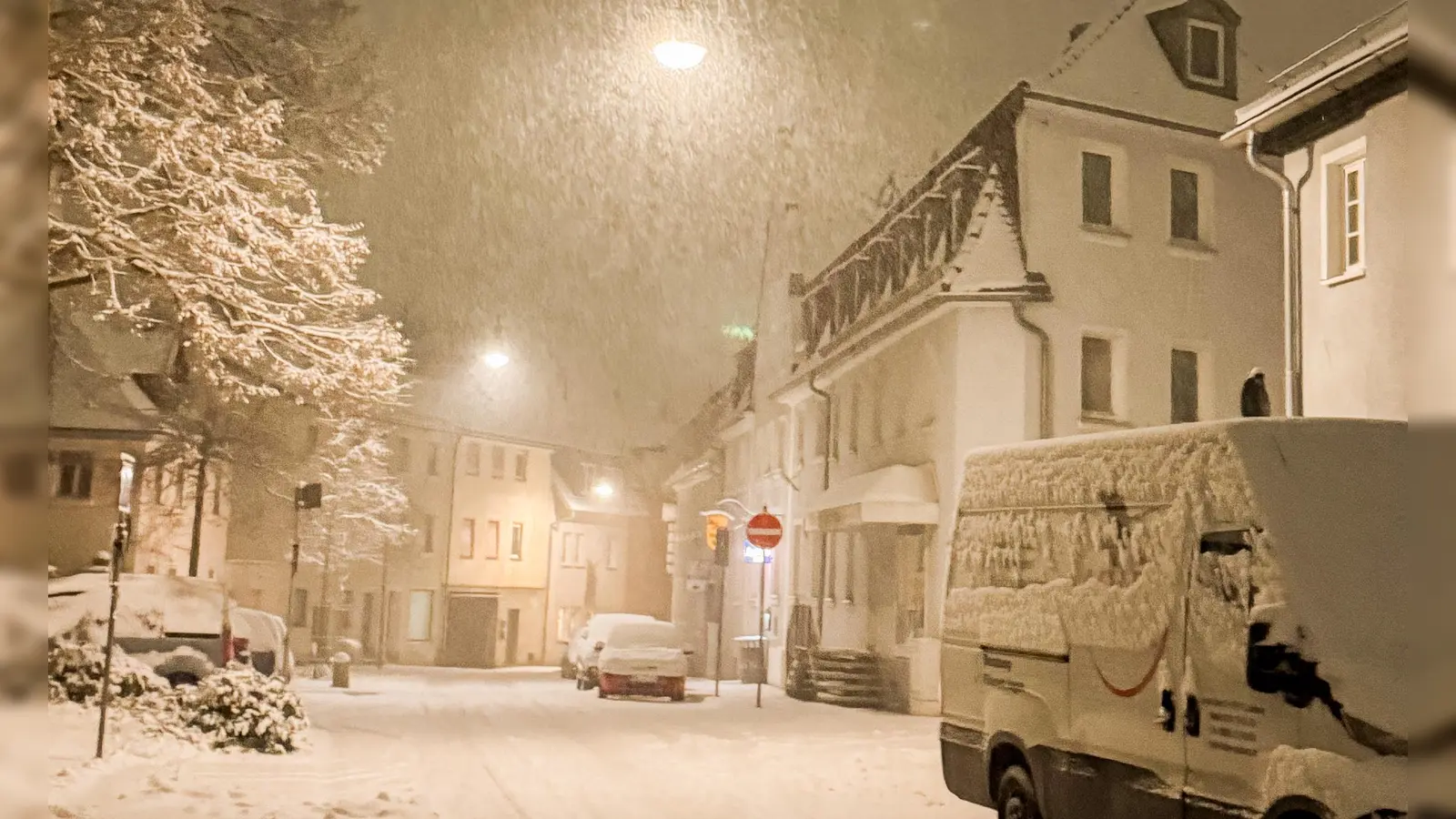 In Westmittelfranken hatte es, wie hier in der Ansbacher Turnitzstraße, die ganze Nacht hindurch geschneit. (Foto: Evi Lemberger)