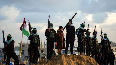 Die Hamas hat laut Israel mit der Übergabe einer nicht identifizierten Leiche gegen die Waffenruhe-Vereinbarung verstoßen.  (Foto: Abdel Kareem Hana/AP/dpa)