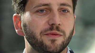 Die Aussagen des Kanzlers seien ihm zu pauschal, sagt der Co-Vorsitzende der Grünen, Felix Banaszak. (Archivbild) (Foto: Shireen Broszies/dpa)
