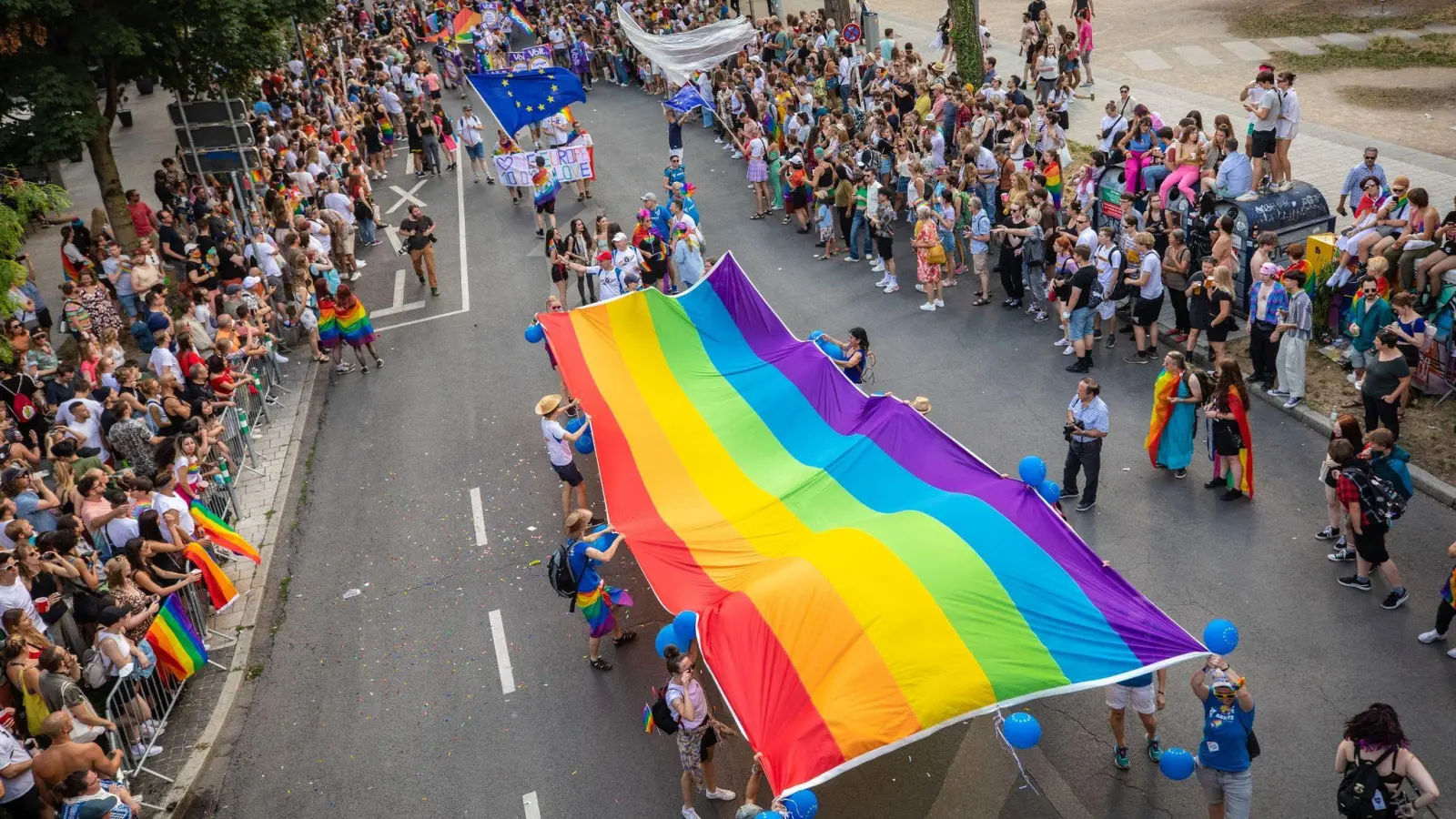 Der Christopher Street Day in Stuttgart. (Foto: Christoph Schmidt/dpa)