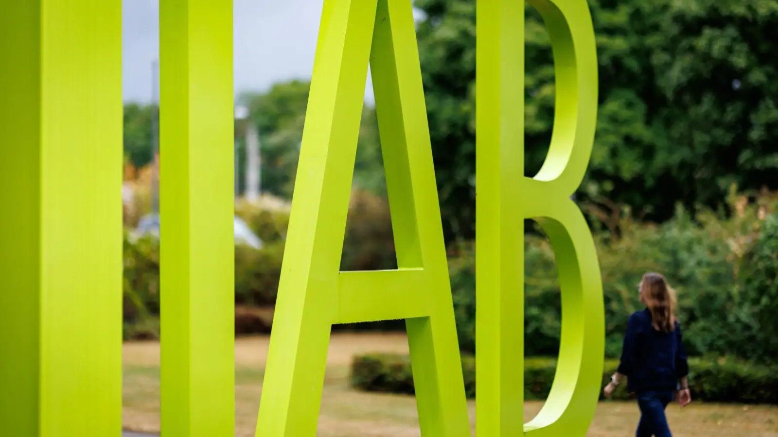 Die Arbeitslosigkeit wird einer IAB-Regionalprognose im Osten leicht zunehmen, im Westen leicht sinken (Archivbild).  (Foto: Daniel Karmann/dpa)