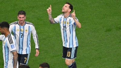 Lionel Messi (r.) nach seinem WM-Rekordtor. (Foto: Jessica Tobias/AP/dpa)