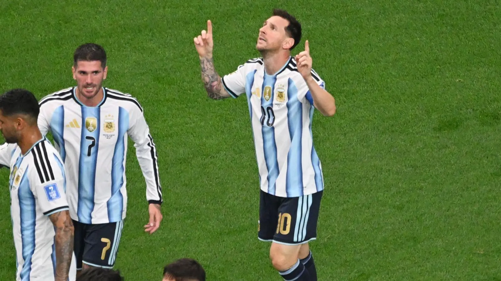 Lionel Messi (r.) nach seinem WM-Rekordtor. (Foto: Jessica Tobias/AP/dpa)