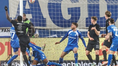  Kofi Amoako (2.v.l, Dynamo Dresden) trifft zum 1:1. (Foto: Andreas Gora/dpa)