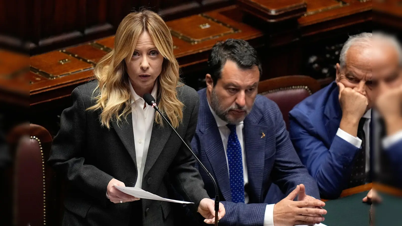 Vize-Regierungschef Matteo Salvini - hier rechts neben Ministerpräsidentin Giorgia Meloni - findet markige Worte. (Archivbild) (Foto: Alessandra Tarantino/AP/dpa)