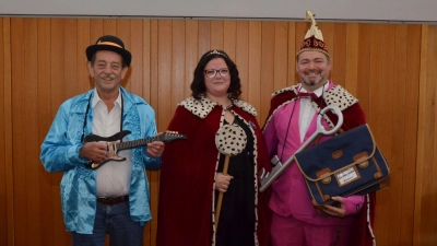 Das Faschingsprinzenpaar Harald I. und Tamara I. bedankte sich im Namen der Faschingsgesellschaft Wallhalla Dietenhofen bei Bürgermeister Rainer Erdel (links) für zwölf Jahre Brauchtumspflege mit einer Mini-E-Gitarre. Rathaus-Schlüssel und Gemeindekasse „klauten“ sie ihm ein letztes Mal. (Foto: Yvonne Neckermann)