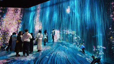 Wirkt echt, wird aber nur durch Licht und Sound erzeugt: Wasserfall-Installation im teamLab Borderless Tokyo. (Foto: Philipp Laage/dpa-tmn)