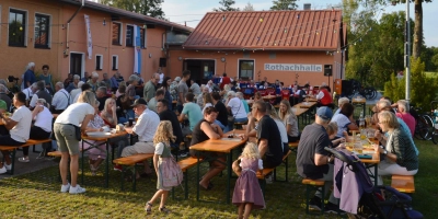 In und um die Rothachhalle wird in Mönchsroth Kirchweih gefeiert.  (Foto: Peter Tippl)