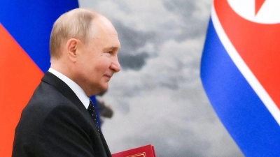 Bei einem Staatsbesuch in Pjöngjang hatte der russische Präsident Wladimir Putin mit Machthaber Kim Jong Un das neue Partnerschaftsabkommen unterzeichnet. (Foto: Kristina Kormilitsyna/Pool Sputnik Kremlin/AP/dpa)