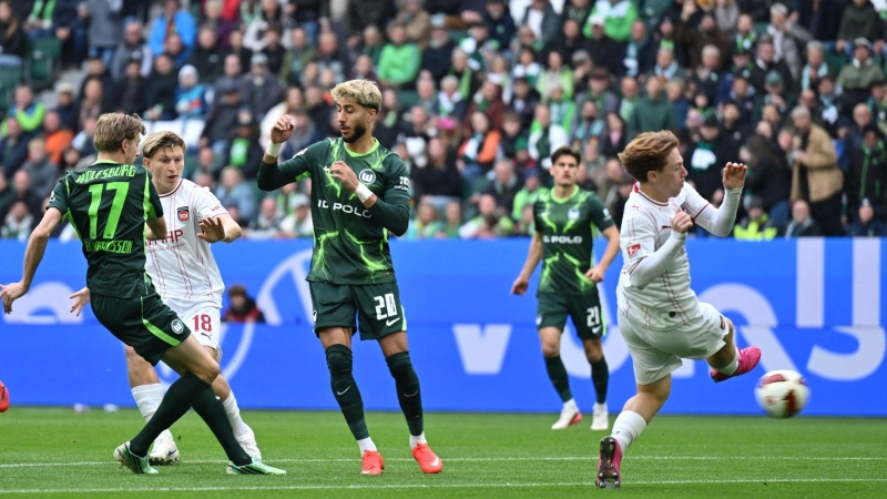 Wolfsburgs Alexander Bernhardsson (Nr. 17) erzielt nach 34 Sekunden das bislang schnellste Tor der Zweitliga-Saison. (Foto: Swen Pförtner/dpa)