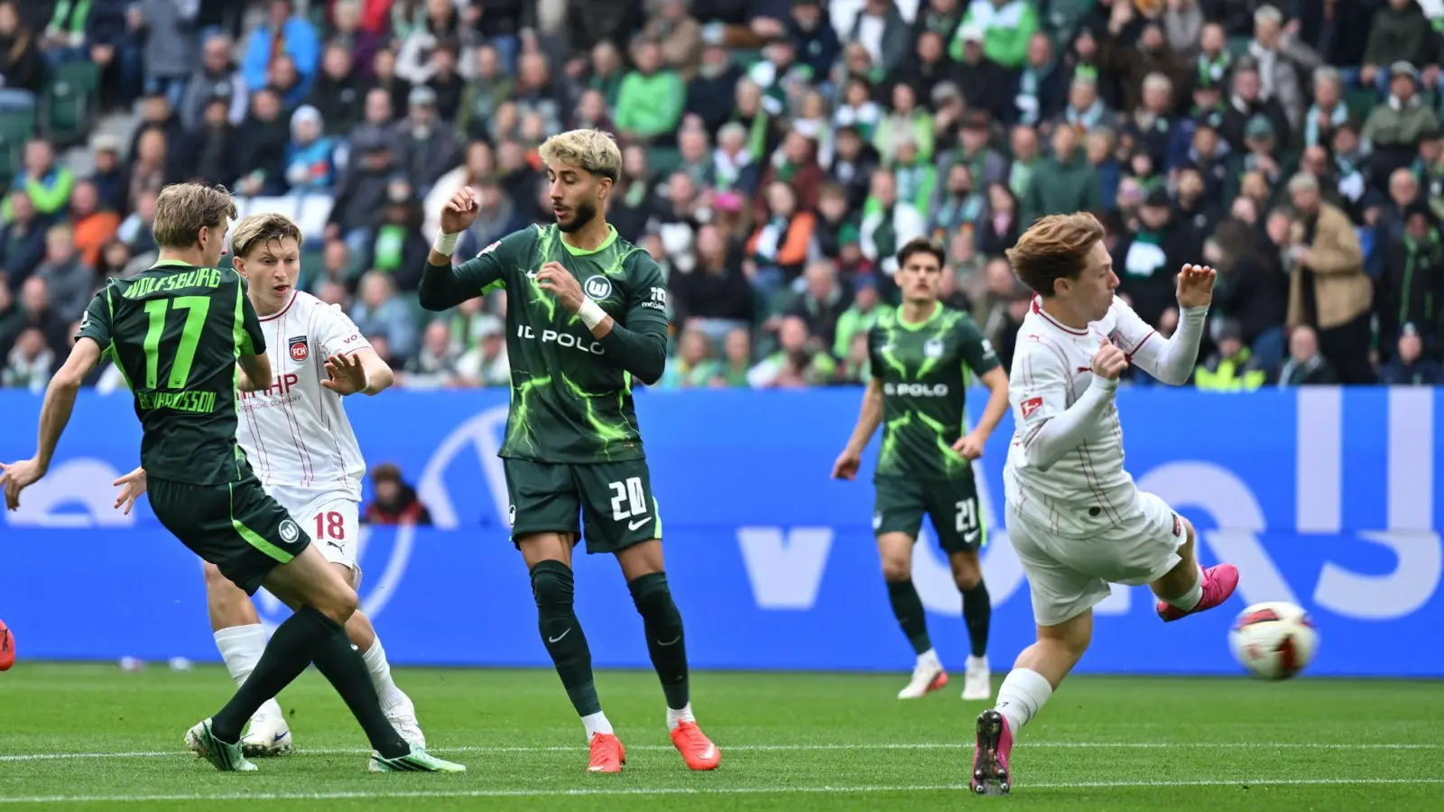 Wolfsburgs Alexander Bernhardsson (Nr. 17) erzielt nach 34 Sekunden das bislang schnellste Tor der Zweitliga-Saison. (Foto: Swen Pförtner/dpa)
