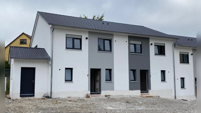 Am Rand von Oberwörnitz entstehen derzeit 8 Reihenhäuser nach dem KfW40 Standard. Der Bauträger AS Grundstückshandel kann damit eine herausragende Energieeffizienz garantieren, wodurch die Nebenkosten für künftige Eigentümer erheblich gesenkt werden. (Foto: AS Grundstückshandel)