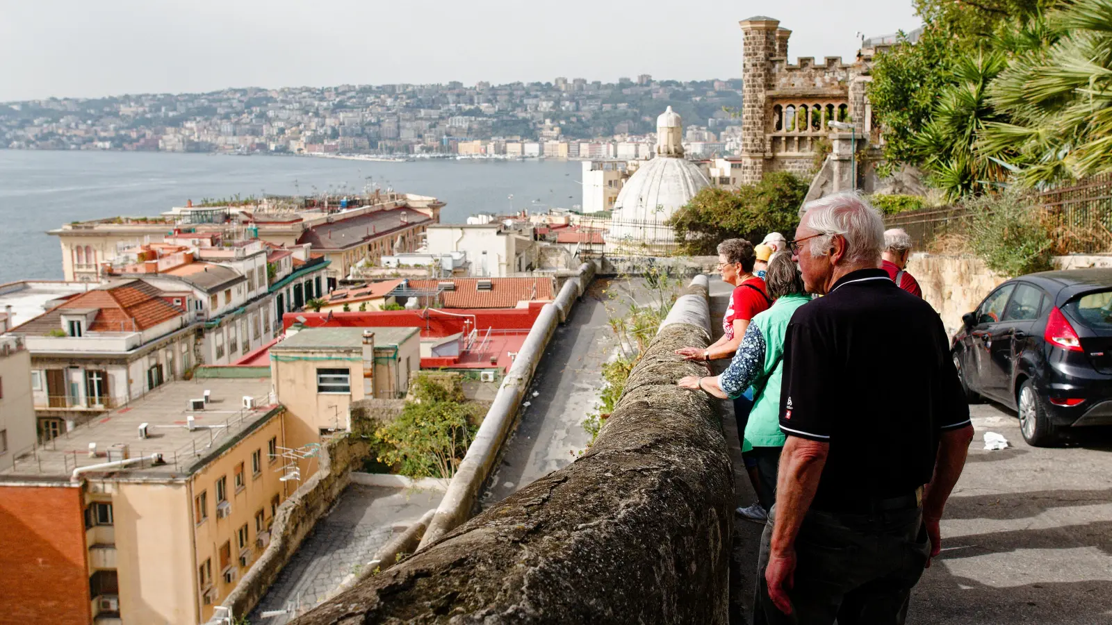 Die Reisegruppe ist beeindruckt von der Aussicht auf die Stadt. (Foto: Tizian Gerbing)